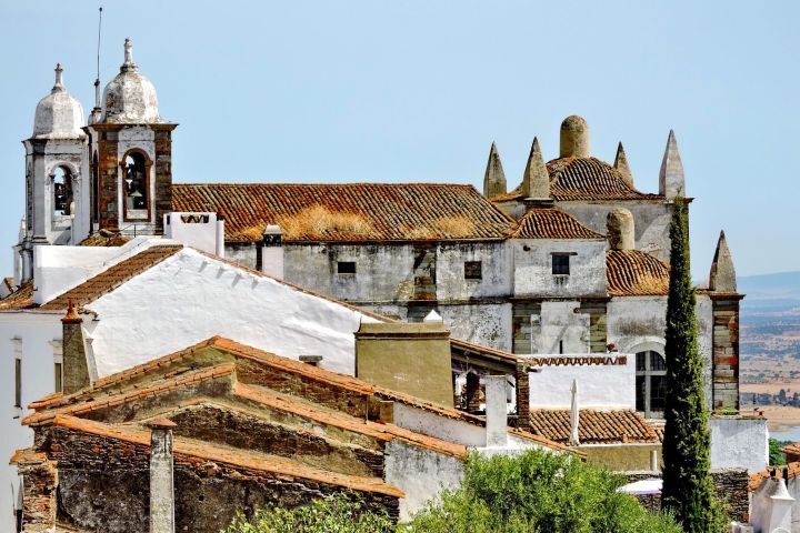 Monsaraz castle above the Alqueva lake